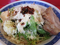 「冷しまぜそば880円アブラ以外全増しで豚」@ジャンプの写真