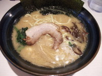 「醤油豚骨ラーメン」@ゴル麺 横浜本店の写真