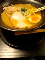 「濃厚川蟹味噌ラーメン900円俵おにぎりサービス」@がにひろの写真
