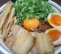 「九条葱盛り台湾まぜそばDX」@麺屋はなび 新宿店の写真