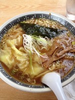 「ワンタン麺（魚介）大盛り」@中華そば おかめの写真