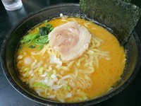 「豚骨醤油ラーメン　（大盛り）」@BOMBA家 湘南台本店の写真