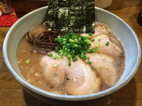 「塩豚骨らーめん775円  替え玉130円 太麺カタ→極細ハリガネ」@豚骨らーめん いちご家の写真