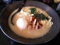 「鶏親子そば（塩）中細麺 820円」@鶏白湯ラーメン 麺屋 壹鶏の写真