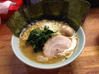 「ラーメン大盛＋味玉＋ライス」@鶴一家の写真