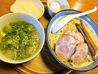「【夏期限定】冷たい鰹だしと落とし卵のつけ麺（大）　820円」@雨は、やさしくの写真