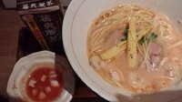 「8月限定海老白湯ラ―メン　810円」@麺と心 7の写真