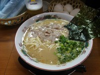 「ラーメン並(麺かため)＋ビール」@豚骨発祥 久留米ラーメン くるめやの写真