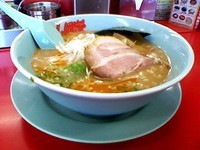 「えび醤油ラーメン（810円）」@ラーメン山岡家 千葉鎌ヶ谷店の写真