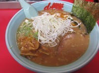 「限定　えび醤油ラーメン＋中盛（８１０＋１１０＝９２０円）」@ラーメン山岡家 阿見店の写真