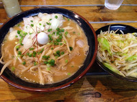「☆濃厚豚骨味噌ラーメン☆刻みたまねぎ、もやキャべトッピング☆」@麺童 虎徹の写真