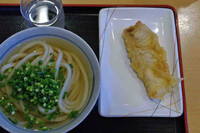 「冷やかけ１玉４２０円＋かしわ天１１０円」@讃岐うどん 條辺の写真