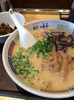 「ラーメン３９０円＋辛子高菜１００円」@豚骨らーめん 福の軒 秋葉原店の写真