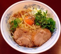 「まぜそば880円　パクチー増し100円」@らーめん陸の写真