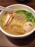 「白鶏らーめん 大盛り 味玉」@鶏の穴 白山店の写真