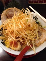 「ネギ山ラーメン 味玉  高菜 トッピング」@ラーメンのまめぞう 草加本店の写真