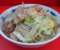 「ラーメン　少なめ　680円　ﾆﾝﾆｸｱﾌﾞﾗ」@ラーメン二郎 松戸駅前店の写真