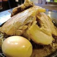 「黒醤油らーめん（麺+野菜+チャーシュー+味玉）1100円」@男気らーめん俺の海 千葉いすみ総本店の写真