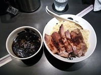 「黒・厚切りローストポークつけ麺（大盛り）」@麺屋武蔵 武骨相傳の写真