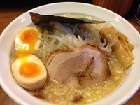 「半熟味付玉子入らーめん」@麺や 天鳳 中野坂上店の写真