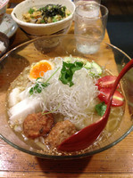 「冷し鶏塩麺 平打ち」@武藤製麺所の写真