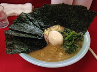 「ラーメン中盛り のり 味玉」@横浜家系ラーメン 末広家の写真