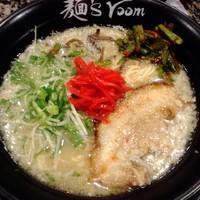 「豚骨ラーメン(中太麺   硬め   背脂多め)」@老舗らーめん 神虎 北新地本店の写真