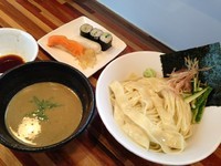 「【夏季限定】うに絞りつけめん 900円＋にぎり寿司 300円」@鮮魚らーめん 五ノ神水産の写真