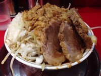 「肉ラーメン（ヤサイ、ニンニク、アブラ、タマネギ）」@麺でる 明大前店の写真