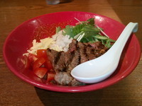 「8月限定麺 ステーキまぜそば アメリカンノックアウト」@ストライプ ヌードルズの写真