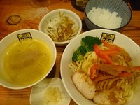「【限定】パンプキンカレーつけ麺＋ミニご飯セット＋生ニンニク」@濃菜麺 井の庄の写真