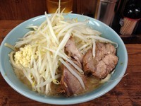 「ラーメン（７００円）ヤサイチョイマシ・ニンニク」@ラーメン二郎 池袋東口店の写真