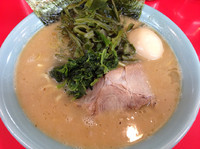 「ラーメン中☆茎わかめ、味玉トッピング☆」@横浜家系ラーメン 心家の写真