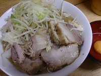 「小豚麺少なめ なまたまご アブラ ニンニク少し」@ラーメン二郎 環七新新代田店の写真