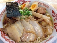 「ラーメン全部のせ(大盛、しょっつる味)」@元祖奥美濃古地鶏ラーメン 神王の写真