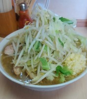 「小ラーメン　少なめ　700円　ﾆﾝﾆｸ」@ラーメン二郎 京成大久保店の写真