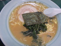 「ラーメン(300円)(硬め)Aセット(餃子3ヶ＋ライス)」@ラーメンショップ 花輪店の写真