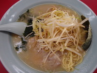 「ネギラーメン(700円)半ライス(150円)無料納豆」@ニューラーメンショップの写真
