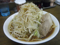 「ラーメン（麺少な目ヤサイチョイマシニンニク）750円」@らーめん たろうの写真