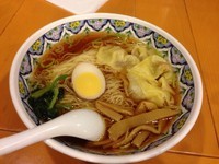 「醤油ワンタン麺」@中国ラーメン 揚州商人 立川店の写真