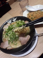 「Ａセット（鶏白湯＋半焼飯・黒）950円」@京都中華そば 天天有 大井町店の写真