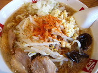 「ラーメン 辛め＋野菜＋ニンニク＋玉ねぎ」@ら〜めん ぽっぽっ屋 晴海トリトン店の写真