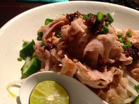 「【夏限定】肉と胡瓜のピリカラまぜそば＋生ビール小」@麺や すする 本店の写真