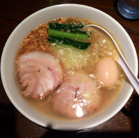 「塩らぁめん1000円＋名古屋コーチンの味付玉子（クーポン）」@支那そばや 新横浜ラーメン博物館店の写真