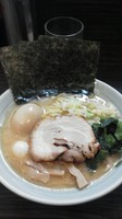 「豚骨醤油＋味玉」@横浜家系ラーメン まこ家の写真
