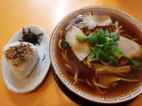 「中華そば(並)(530円)おにぎり(100円)」@麺屋7.5Hz 若江岩田店の写真