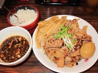 「肉盛りつけ麺並800円＋無料の肉増し・味玉・メンマ増し」@魁 肉盛りつけ麺 六代目けいすけの写真