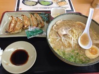 「にんたま醤油ラーメン餃子セット」@にんたまラーメン ゆにろーず 大洗店の写真