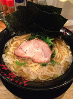 「ラーメン＋海苔、味濃いめ」@濃厚豚骨醤油ラーメン 太龍軒 恵比寿本店の写真