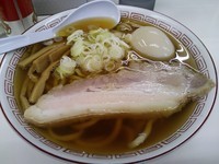 「あっさり煮干し中華そば　（大盛り分替玉）　＋味玉：サービス」@津軽煮干し中華そば にぼにぼ食堂の写真